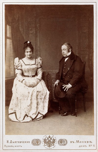 Skådespelarna Maksheev y Nikulin i en scen av "" Marriage "" av Nikolai Vasilievich Gogol (1809-1852), rysk författare. Maly Theatre i Moskva av Unknown photographer