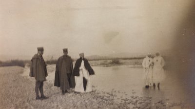 Album från första världskriget i Friuli-Venezia Giulia: officerare och rödakorssjuksköterskor över floden Natisone av Unknown photographer