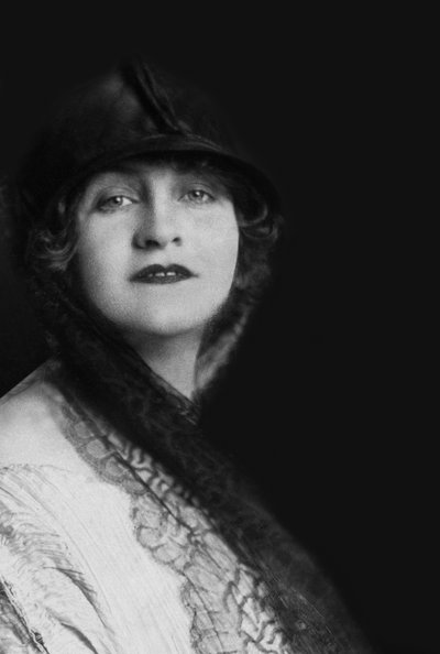 Alma Mahler (1879-1964) österrikisk kompositör och författare, ca 1920 (svartvitt foto) av Unknown photographer