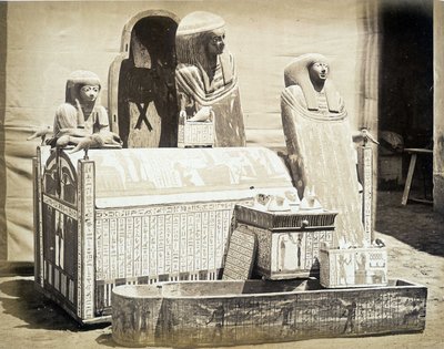 Arkeologiska statyer hittade i Egypten - i "" Fotoalbum av 1st Museum of Cairo"" grundat av Auguste Mariette Bey av Unknown photographer