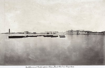 Båtar mitt i havet med en del av staden Alexandria i bakgrunden, i Egypten av Unknown photographer