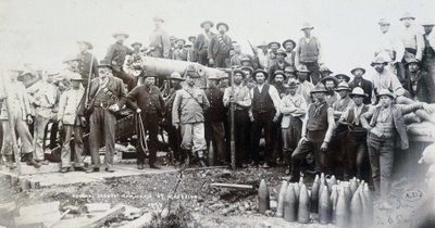Boer grupperade sig runt en kanon under Transvaalkriget av Unknown photographer