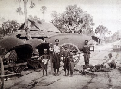 Kambodjaner på Angkor Vat Road av Unknown photographer