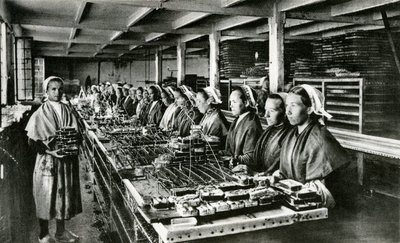 Konservering av sardiner, sardinindustri, Finistère, Bretagne (svartvitt foto) av Unknown photographer