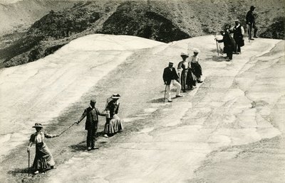 Chamonix (Haute-Savoie, Alperna): en grupp eleganta turister korsar Mer de Glace med sin guide från Savoy av Unknown photographer