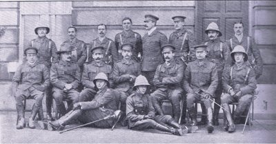 Överste Owen, major Boole-Smith och de andra officerarna från Dragoon Guards, från After Pretoria: The Guerilla War publicerad av Harmsworth Bros Limited av Unknown photographer