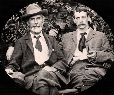 Edward Carpenter och hans partner George Merrill, ca 1900 (svartvitt foto) av Unknown photographer