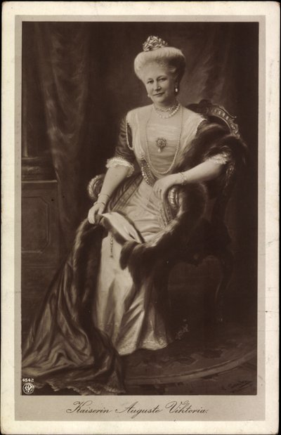 Kejsarinnan Auguste Viktoria i krona och päls av Unknown photographer