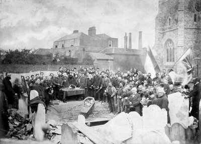 Uppgrävning av kroppen av Ugo Foscolo på kyrkogården i Chiswick 1871 - fotoateljén Fratelli Caldesi - Uppgrävning av kroppen av Ugo Foscolo på kyrkogården i Chiswick 1871 av Unknown photographer