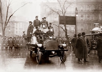 Brandkårer utrustade med nya brandpumpar och fordon, New York 1913. Fotografering. av Unknown photographer