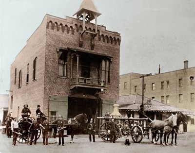 Brandkåren poserar utanför barackerna, Los Angeles. Kalifornien, USA. 1887. Fotografi av Unknown photographer