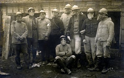 Första världskriget 1914-1918 (14-18): grupp franska soldater och allierade poserar för fotografering framför sin kasematt. De bär alla gasmask - odaterat anonymt foto - av Unknown photographer