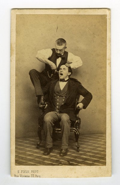 France, Professionell fotografering av en tandutdragande tandläkare av Unknown photographer