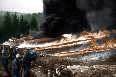 Franska soldater använder eldkastare från skyttegravarna, Chemin des Dames av Unknown photographer