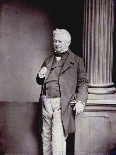 Porträtt i helfigur av den franske politikern Adolphe Thiers i eleganta 1800-talskläder av Unknown photographer