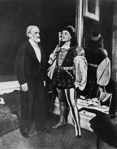 Giuseppe Verdi och Victor Maurel (i Iago) i februari 1887 på Scala i Milano efter premiären av Otello. av Unknown photographer