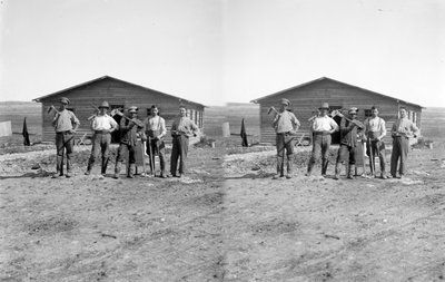 Grupporträtt av judiska bosättare på en kibbutz i Palestina. ca 1923 av Unknown photographer
