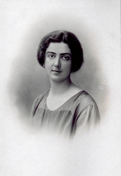 Halvporträtt av prinsessan Jolanda av Savojen, leende på sin bröllopsdag av Unknown photographer