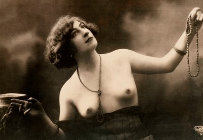 Porträtt i halvfigur av en delvis naken ung kvinna. av Unknown photographer