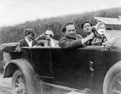 Helene Berg, Alma Mahler, Franz Werfel och Alban Berg fotograferade i bil av Unknown photographer