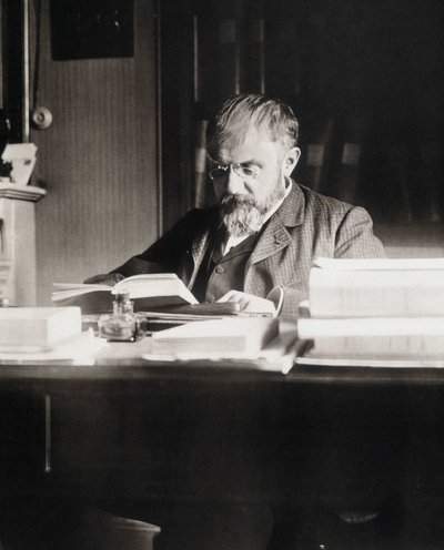 Henri Poincaré vid sitt arbetsbord - Bibl. från Ecole Polytechnique av Unknown photographer
