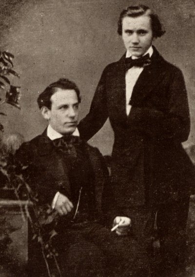 Johannes Brahms (1833-1897), tysk kompositör, stående, med den ungerske flyktingviolinisten Eduard Remenyi (1828-1898), som han turnerade med (raster från ett fotografi) av Unknown photographer