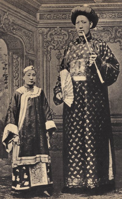 Les Monsters, Kinas jätte. Fotografi, sent 1800-tal, Paris. Privat samling. av Unknown photographer
