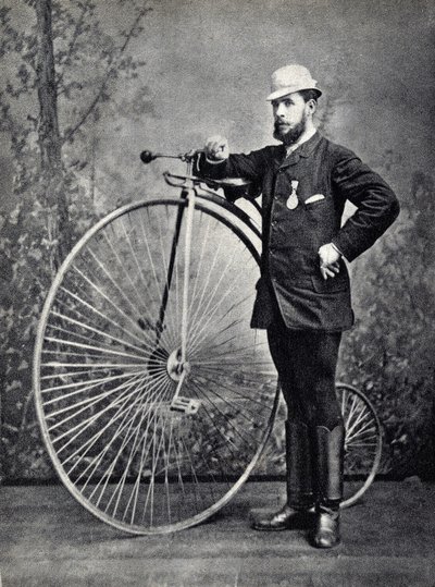 Man poserar med den stora bien (grand bi), förfadern till velocipeden. Fotografi, sent 1800-tal, Paris. Coll. Selva. av Unknown photographer