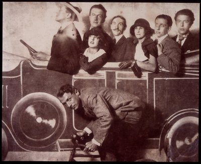 Max Morise, Simone Breton, Paul Eluard, Joseph Delteil, Gala Desnos, Andre Breton och Max Ernst (på cykeln), på Foire de Montmartre av Unknown photographer
