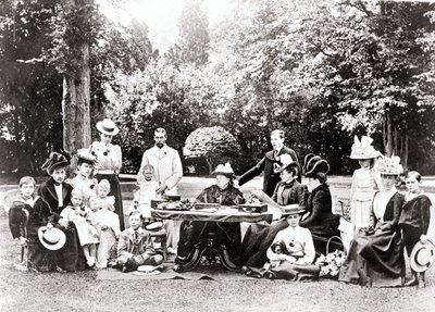 Medlemmar av den brittiska kungafamiljen inklusive kung George V, kung Edward VIII runt drottning Victoria på en trädgårdsfest. Fotografering mellan 1895 och 1901. av Unknown photographer