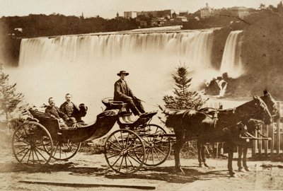 Män i en vagn som stannat nära ett vattenfall. av Unknown photographer