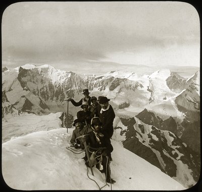 Bergsbestigning i slutet av 1800-talet eller början av 1900-talet: grupp bergsbestigare på toppen av Wetterhorn (bokstavligen "Tidens horn", 3 692 m), toppen av Wetterhornermassivet, Bernalperna, kantonen Bern, Schweiz - klättring, cordee - fotog av Unknown photographer