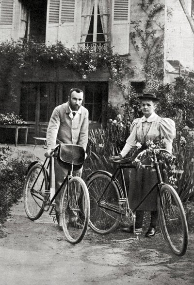 Pierre och Marie Curie i sin trädgård av Unknown photographer