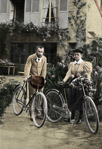 Pierre och Marie Curie i sin trädgård av Unknown photographer