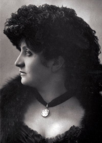 Porträtt av Pauline Patry (Jeanne Cecile Pesty) (1856-?) Fransk skådespelerska från slutet av 1800-talet av Unknown photographer