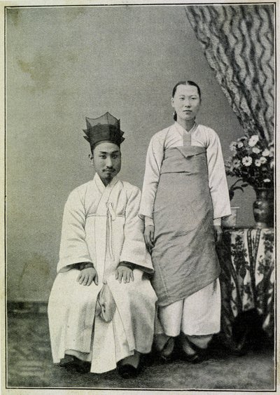 Porträtt av en Coreen-tjänsteman och hans hustru i slutet av 1800-talet. av Unknown photographer