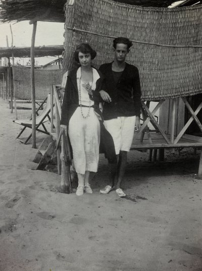Porträtt av ett par på stranden, Versilia av Unknown photographer
