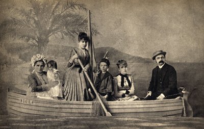 Porträtt av en familj med en fotograf, iscensatt i en båt. Fotografi, sent 1800-tal, Paris. Coll. Selva. av Unknown photographer