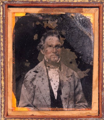 Porträtt av en man. Daguerreotypi (Daguerre) under ram cirka 1850. av Unknown photographer