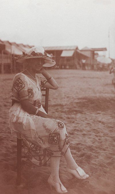Porträtt av en kvinna på stranden i Viareggio av Unknown photographer