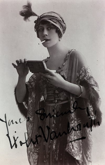 Porträtt av den engelska skådespelerskan Violet Vanbrugh, vykort av Unknown photographer