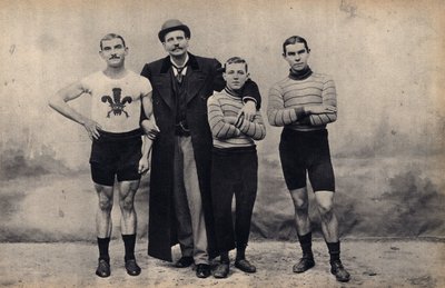 Porträtt av gladiatorcykellaget. Fotografi, sent 1800-tal, Paris. Coll. Selva. av Unknown photographer