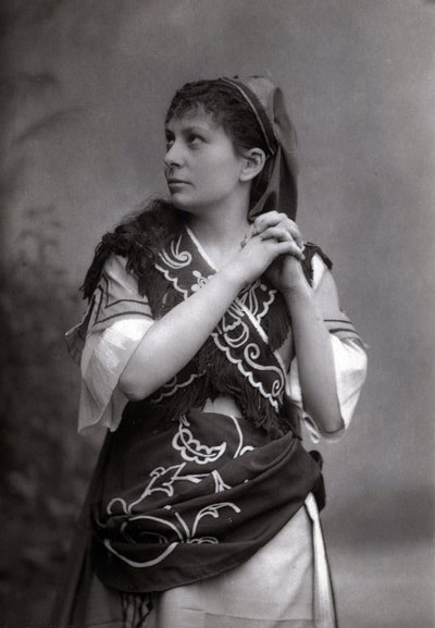 Porträtt av sopranen Elisabeth Janvier i "Le Tribut de Zamora"" av Charles Gounod 1881. av Unknown photographer