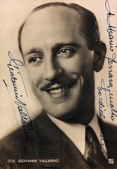 Porträtt med dedikation och autograf av den italienska sångaren Giovanni Vallarino; vykort av Unknown photographer