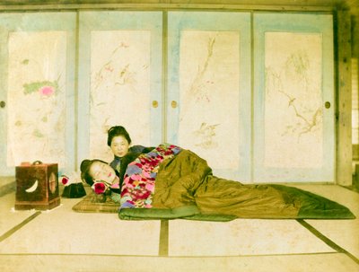 Liggande på en futon. Två japanska kvinnor ligger på en traditionell futon som är placerad på golvet. Japan, cirka 1910. Japan, Östra Asien, Asien. ©Cultural Heritage Images/UIG/Leemage av Unknown photographer