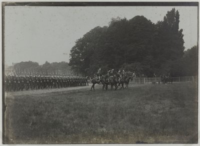Revy den 14 juli, parad av Saint-Cyr-skolan, Paris, ca 1900 (svartvitt foto) av Unknown photographer