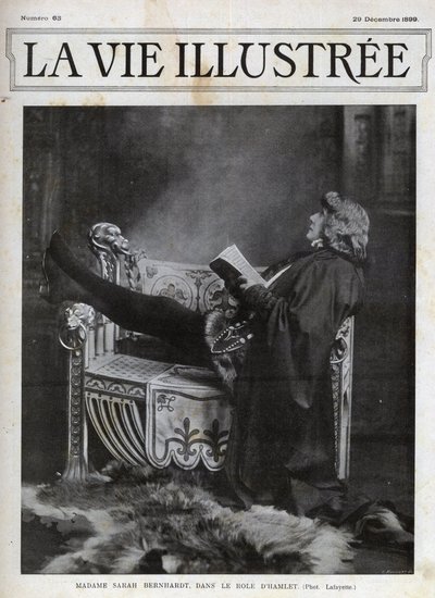 Sarah Bernhardt (1844-1923) i rollen som Hamlet av Shakespeare - omslag till The Illustered Life of 1899 av Unknown photographer