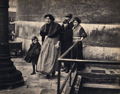 Scen av en familj utvisad i Paris. Fotografi, sent 1800-tal, Paris. Coll. Selva. av Unknown photographer