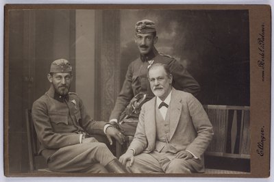 Sigmund Freud med sina söner Ernst och Martin i militäruniformer, ca 1916 (svartvitt foto) av Unknown photographer