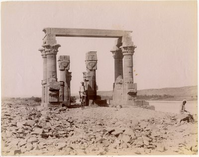 Den romerska kiosken i Qertassi (idag i Nya Kalabsha), sett från öster, Egypten, fotografi av Edition J P Sebach, ca 1890 av Unknown photographer